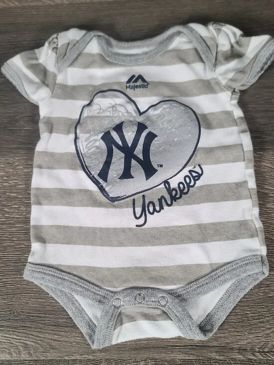 Lot of 2 Majestic New York Yankee Baby Girl's Size 0-3 Onesies. - Picture 2 of 15